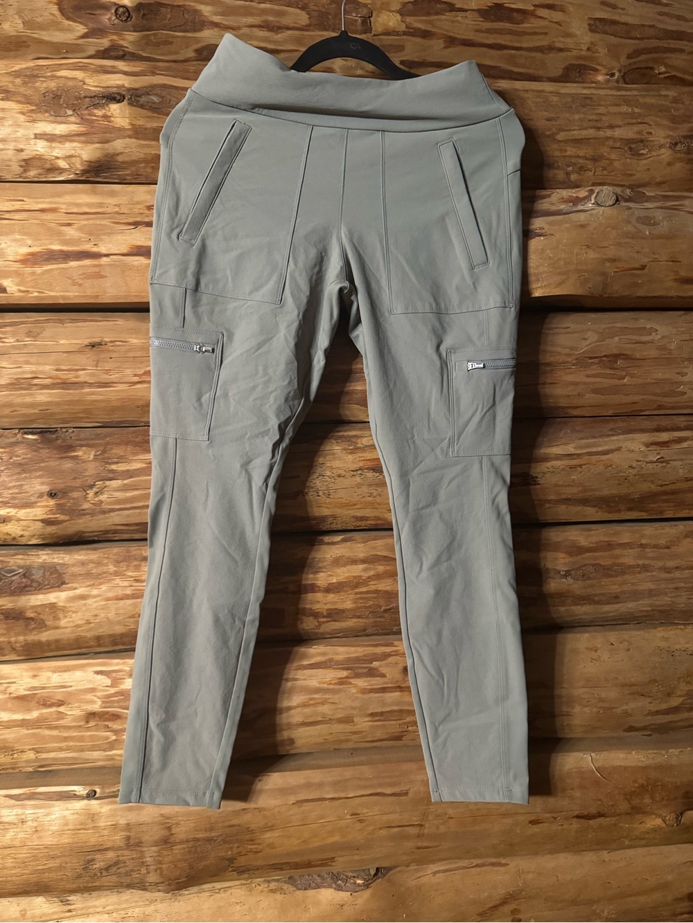 Athleta Headlands Hybrid Cargo Leggings in Light Gray